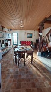 a living room with a table and a couch at Petite maison de vacances in Cherrueix