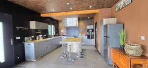una grande cucina con isola al centro di Chez Emilien 3 chambres 3 salles d'eau 8 couchages a Arcizac-Adour