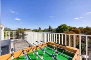 a group of people playing a game of snooker at Suite Bauhaus - Proche Paris - Terrasse - Netflix in Bobigny +30 photos
