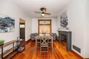 Una sala de estar con una mesa y una chimenea. en Historic Retreat Gateway, en Dayton