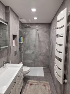 Ένα μπάνιο στο besac studio between city center and Minjoz Hospital