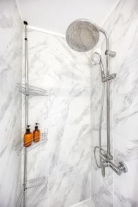 Ένα μπάνιο στο Appartement Suite BAUHAUS proche Paris