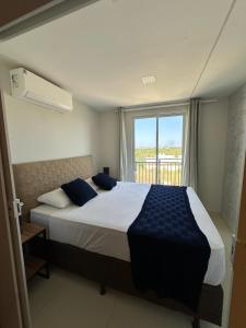 Un dormitorio con una cama grande con ventana. en Home Studio, en Sobral