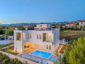 an aerial view of a house with a swimming pool at Casa Vanda in Rtina