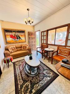 un salon avec un canapé et une table dans l'établissement Casa de Campo em Juiz de Fora Granja 6 de Maio, à Chácara