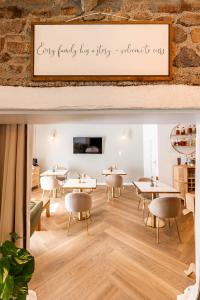 Μια τηλεόραση ή/και κέντρο ψυχαγωγίας στο Demeures & Châteaux - Hôtel de la porte Saint-Malo - DINAN