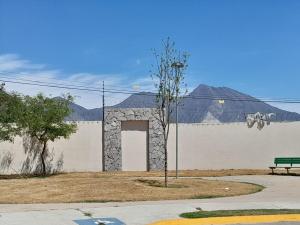 een gebouw met een deur en een groene bank bij Casa para toda la familia o amigos Zona Industrial Monterrey in Monterrey
