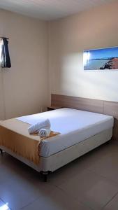 um quarto com uma cama grande em um quarto em Pousada Tianguá em Luis Correia mais 12 fotografias