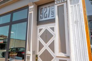 ein Garagentor mit einem Verkaufsschild darauf in der Unterkunft New Monmouth Loft 1 - City Chic 1 BDR in Newport