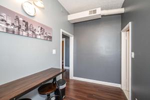 Zimmer mit einem Tisch und einer Uhr an der Wand in der Unterkunft New Monmouth Loft 1 - City Chic 1 BDR in Newport + 37 Fotos