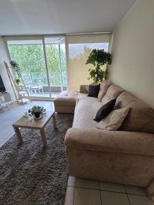 salon z kanapą i stołem w obiekcie Departamento PREMIUM Amplio 2 camas matrimoniales 2 Baños con Estacionamiento Gratis privado w mieście Santiago +1 zdjęcie