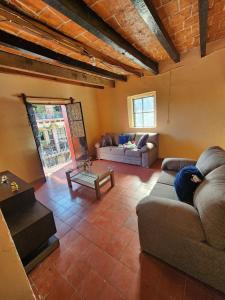 a living room with a couch and a table at Camino Santa Prisca in Taxco de Alarcón