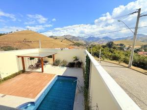 una casa con piscina sul tetto di Sauna Piscina e Vista Nova e Confortável a Passa Quatro