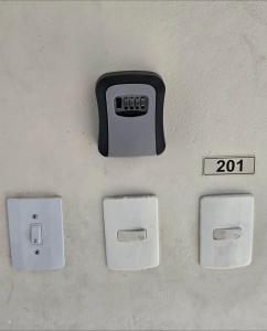 a wall with two electrical outlets on a wall at Acomodação Quartzo Rosa - Apartamento Completo in Palhoça