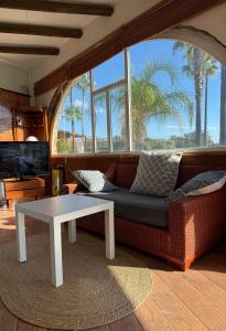 ein Wohnzimmer mit Sofa und Tisch in der Unterkunft Casa La Piedra in Badajoz + 30 Fotos