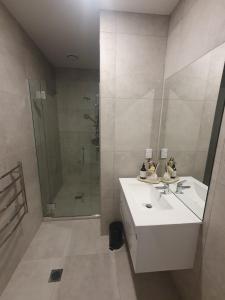Koupelna v ubytování Luxury 2 Bed 2 Bath Townhouse Central Christchurch