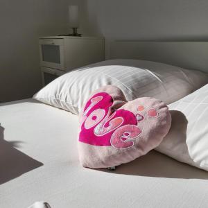 Postel nebo postele na pokoji v ubytování Mountain-top with balcony parking on site free