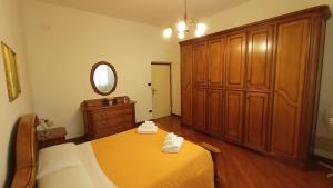 カンピ・ビゼンツィオにあるTuscan Charm Spacious Florence Homeのベッドとドレッサーと鏡のある寝室