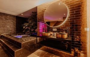 a bathroom with two sinks and a large mirror at Privespa Calma in Tilburg