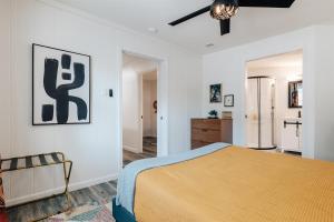 a white bedroom with a bed and a black ceiling at Golden Girls Home at Dtwn, Fenced Yard, Sleep 9 in Austin