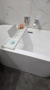 Et badeværelse på Northshore Central Cosy & Comfortable 3BR Home