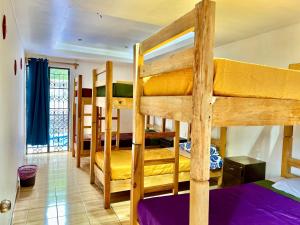 タスコ・デ・アラルコンにあるHostal Amate Taxcoの家の中に二段ベッドが3つある部屋 +32枚の写真