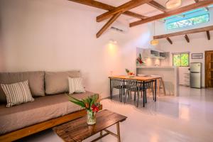 a living room with a couch and a table at Feeling Trees Jungle Lodge in Cabuya
