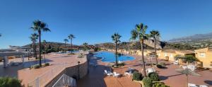 コンブレ・デル・ソルにあるImpresionantes vistasのヤシの木が植わるリゾートです。