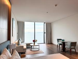 un soggiorno con vista sull'oceano di Ha Long Bay Ocean View Apartment Hotel ALaCarte a Ha Long