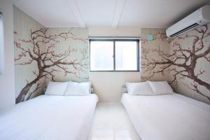 東京にあるWANOYADO Tokyo - Modern Japanese House near Shinjuku & Shibuyaのツリー壁画のある部屋 ベッド2台