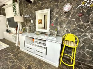 Η κουζίνα ή μικρή κουζίνα στο Hostel quartos privativos rio vermelho +54 φωτογραφίες