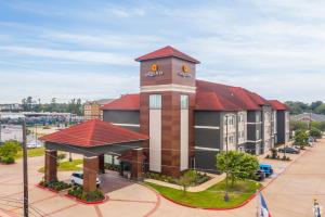 ロングビューにあるLa Quinta by Wyndham Longview Northの上に時計塔がある建物