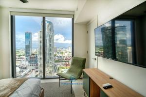 une chambre avec un lit, un bureau et une fenêtre dans l'établissement Apartment in New Luxury Condo in Downtown, à Miami 41 autres photos