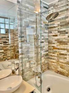 Bilik mandi di Charming Apartment with Jacuzzi in Central Location +19 gambar