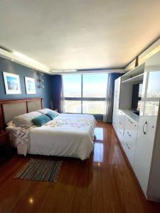 Katil atau katil-katil dalam bilik di Charming Apartment with Jacuzzi in Central Location