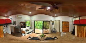 マヌエル・アントニオにあるKalegio Lodge Full Furnished Apartmentsの広い部屋と部屋を備えた部屋