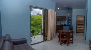 マヌエル・アントニオにあるKalegio Lodge Full Furnished Apartmentsのソファとテーブルのあるリビングルーム +19枚の写真