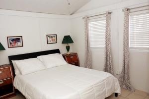 Ένα ή περισσότερα κρεβάτια σε δωμάτιο στο Screaming Reels Guest House Grand Turk