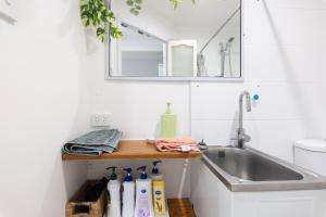 Koupelna v ubytování Zen Escape Guest House " Location 2" - Three listings - Nooky studio, Chillax Rest, Zen Garden Tiny Home + 137 fotografií