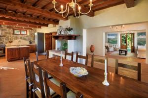 Η κουζίνα ή μικρή κουζίνα στο Charming Historic Villa-10 acres