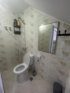 un baño con inodoro y espejo en Studio cozy 04, en Tánger