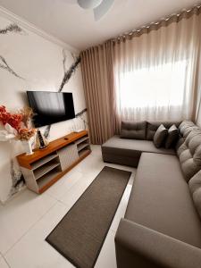 Μια τηλεόραση ή/και κέντρο ψυχαγωγίας στο Apartamento 10 a 4 min da Basílica