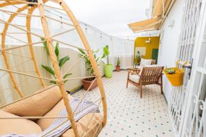 een kamer met een hangmat op een balkon bij Casa JOY in Casablanca