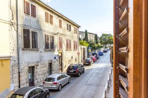 a view of a street with cars parked on the road at Center Apartment Lori in Pula
