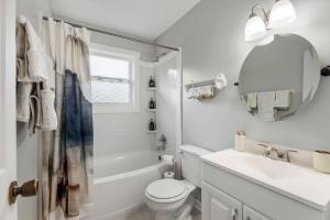 O baie la Cozy Coastal Cottage +42 fotografii