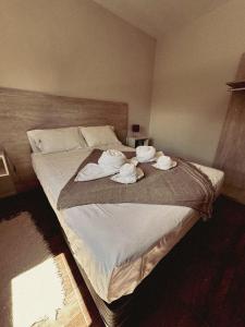 a bedroom with a bed with towels on it at ALMAS CASAS de SIERRAS in San Lorenzo +15 photos