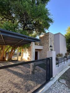 a black fence in front of a building at ALMAS CASAS de SIERRAS in San Lorenzo