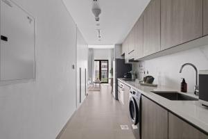Kuchyň nebo kuchyňský kout v ubytování Chic Studio By Sweet Stays, Yas! F1, Parks & Golf