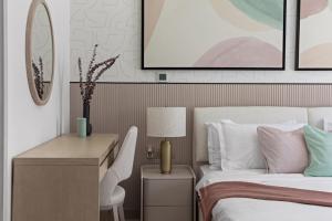 Postel nebo postele na pokoji v ubytování Chic Studio By Sweet Stays, Yas! F1, Parks & Golf + 24 fotografií