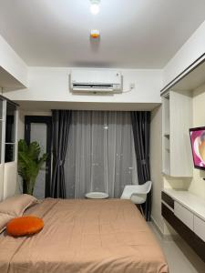 Un dormitorio con una cama y un televisor en el techo. en Pollux Superior 2 seaview by Superstay, en Batam Centre